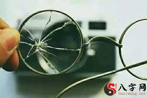 梦见自己的眼镜片碎了