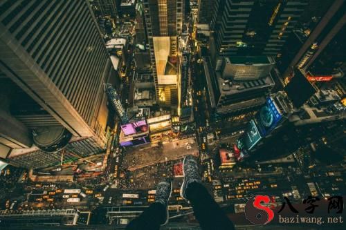 梦见很吃力的爬上高处